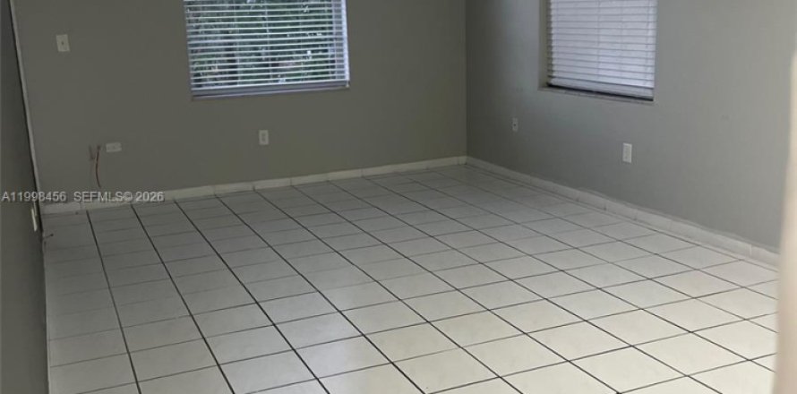 Condominio en Hialeah, Florida, 2 dormitorios № 2090246