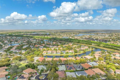 Купить виллу или дом в Уэстон, Флорида 8 комнат, 248.42м2, № 2044560 - фото 1