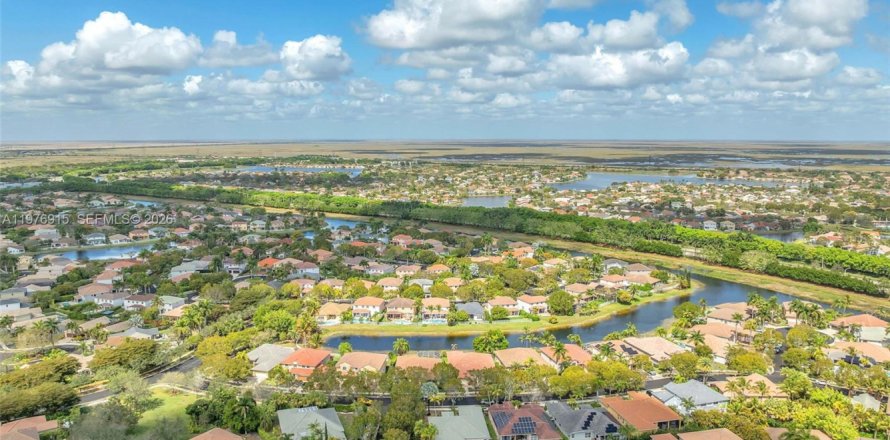 Дом в Уэстон, Флорида 8 комнат, 248.42м2 № 2044560