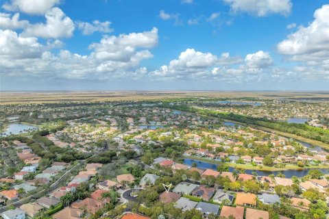 Купить виллу или дом в Уэстон, Флорида 8 комнат, 248.42м2, № 2044560 - фото 4