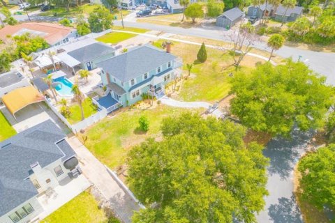 House in Cocoa, Florida 4 bedrooms, 221.85 sq.m. № 2110405 - photo 4