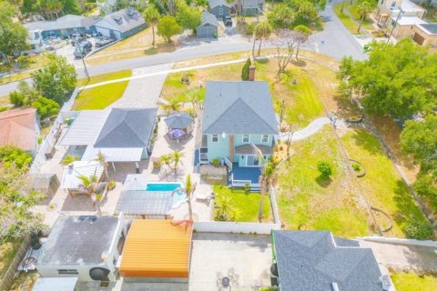 House in Cocoa, Florida 4 bedrooms, 221.85 sq.m. № 2110405 - photo 3