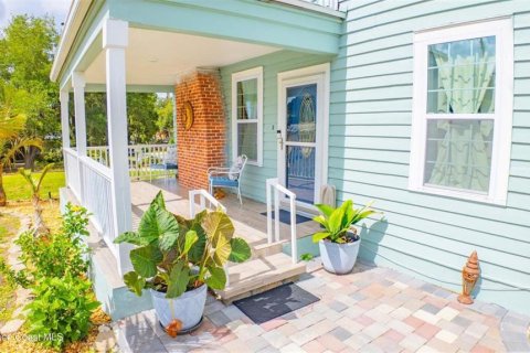 House in Cocoa, Florida 4 bedrooms, 221.85 sq.m. № 2110405 - photo 12