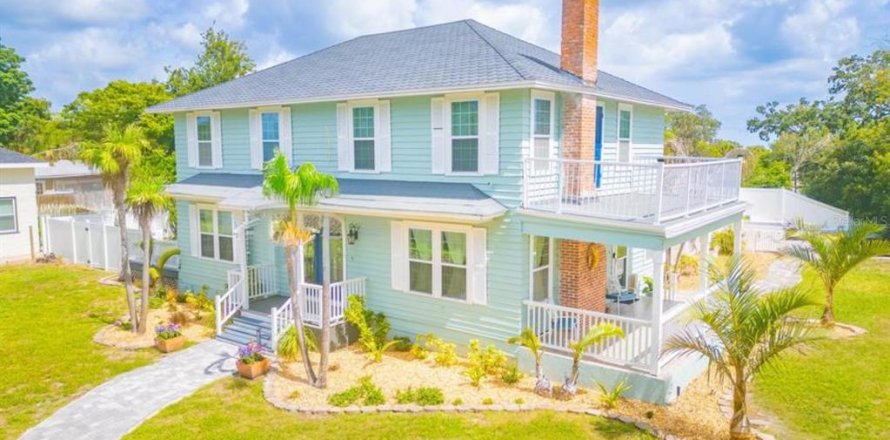 House in Cocoa, Florida 4 bedrooms, 221.85 sq.m. № 2110405