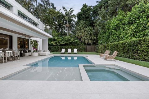 House in Miami, Florida 5 bedrooms, 331.2 sq.m. № 2024284 - photo 15