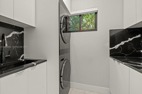 House in Miami, Florida 5 bedrooms, 331.2 sq.m. № 2024284 - photo 18