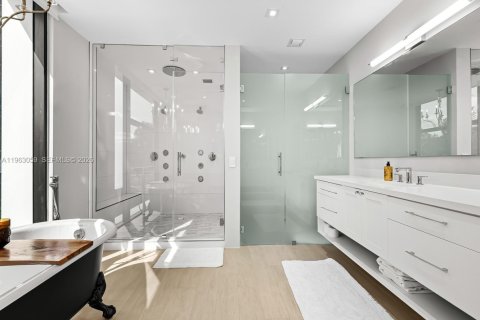 House in Miami, Florida 5 bedrooms, 331.2 sq.m. № 2024284 - photo 9