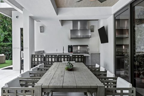 House in Miami, Florida 5 bedrooms, 331.2 sq.m. № 2024284 - photo 17