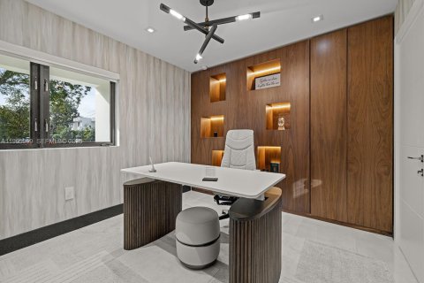 House in Miami, Florida 5 bedrooms, 331.2 sq.m. № 2024284 - photo 12