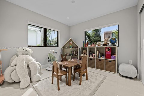 House in Miami, Florida 5 bedrooms, 331.2 sq.m. № 2024284 - photo 14