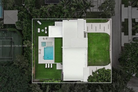 House in Miami, Florida 5 bedrooms, 331.2 sq.m. № 2024284 - photo 19