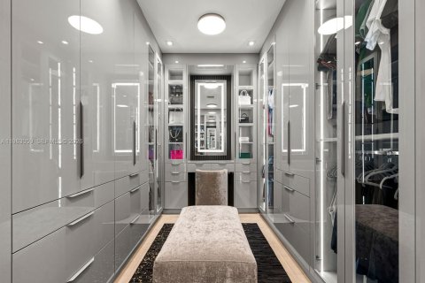 House in Miami, Florida 5 bedrooms, 331.2 sq.m. № 2024284 - photo 8