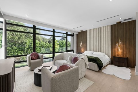 House in Miami, Florida 5 bedrooms, 331.2 sq.m. № 2024284 - photo 7