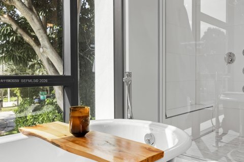 House in Miami, Florida 5 bedrooms, 331.2 sq.m. № 2024284 - photo 10