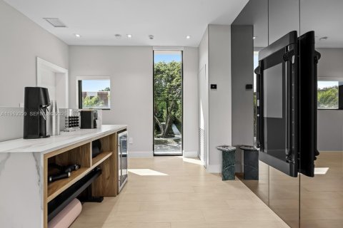 House in Miami, Florida 5 bedrooms, 331.2 sq.m. № 2024284 - photo 11