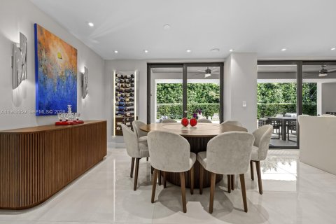 House in Miami, Florida 5 bedrooms, 331.2 sq.m. № 2024284 - photo 4