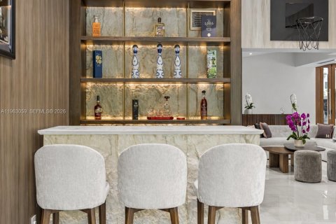 House in Miami, Florida 5 bedrooms, 331.2 sq.m. № 2024284 - photo 3