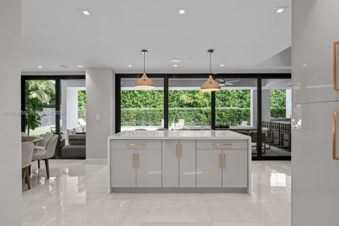 House in Miami, Florida 5 bedrooms, 331.2 sq.m. № 2024284 - photo 5