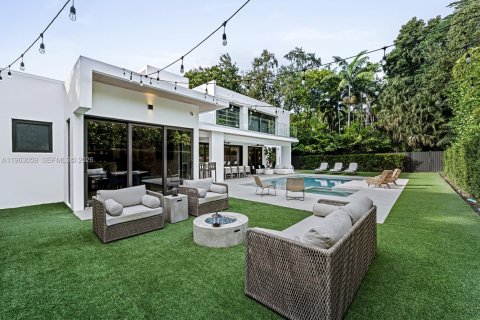 House in Miami, Florida 5 bedrooms, 331.2 sq.m. № 2024284 - photo 16