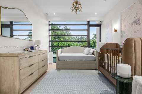 House in Miami, Florida 5 bedrooms, 331.2 sq.m. № 2024284 - photo 13