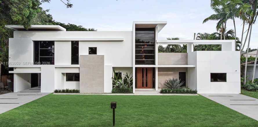 House in Miami, Florida 5 bedrooms, 331.2 sq.m. № 2024284