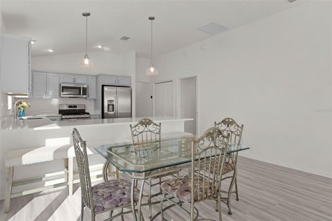 House in The Villages, Florida 3 bedrooms, 139.07 sq.m. № 2208905 - photo 17
