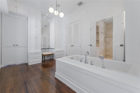 House in Miami Shores, Florida 3 bedrooms, 168.34 sq.m. № 2043943 - photo 25