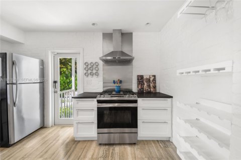 House in Miami Shores, Florida 3 bedrooms, 168.34 sq.m. № 2043943 - photo 18