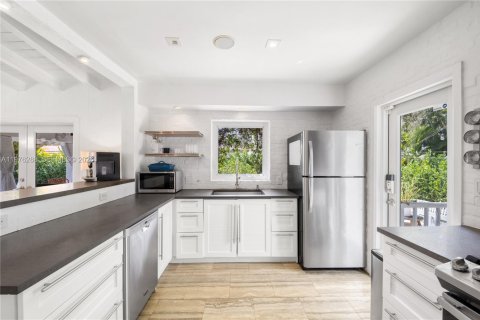 House in Miami Shores, Florida 3 bedrooms, 168.34 sq.m. № 2043943 - photo 20