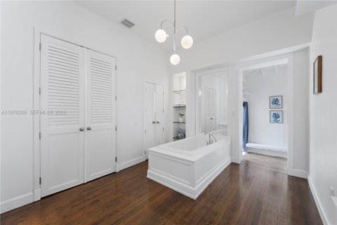 House in Miami Shores, Florida 3 bedrooms, 168.34 sq.m. № 2043943 - photo 23