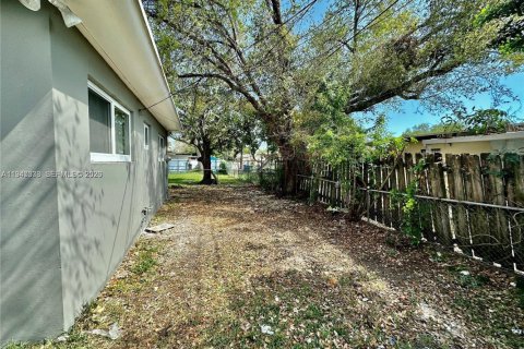 Immobilier commercial à vendre à Miami, Floride: 129.51 m2 № 2004617 - photo 12