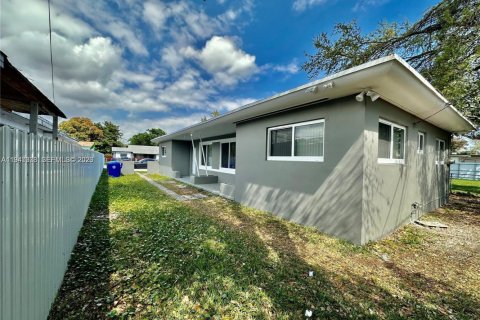Immobilier commercial à vendre à Miami, Floride: 129.51 m2 № 2004617 - photo 2