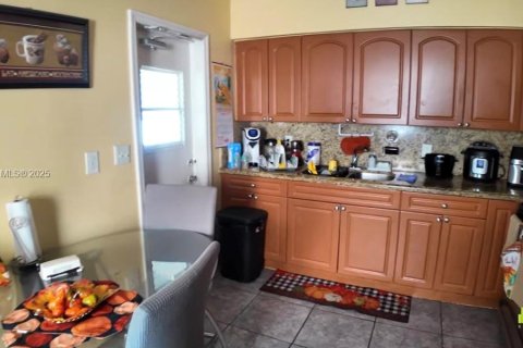 Immobilier commercial à vendre à Hialeah, Floride: 151.15 m2 № 1945756 - photo 24