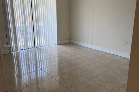 Снять в аренду виллу или дом в Майами, Флорида 3 спальни, 103.68м2, № 1972097 - фото 9