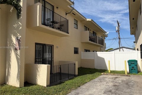 Снять в аренду виллу или дом в Майами, Флорида 3 спальни, 103.68м2, № 1972097 - фото 2