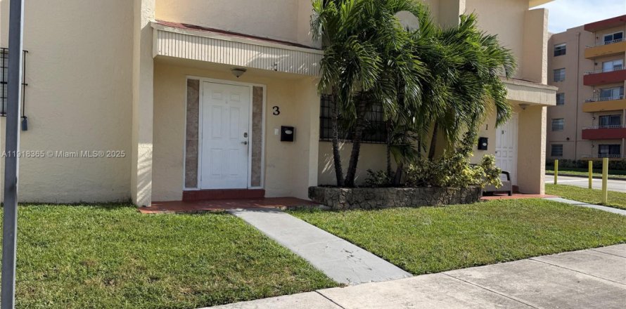 Дом в Майами, Флорида 3 спальни, 103.68м2 № 1972097