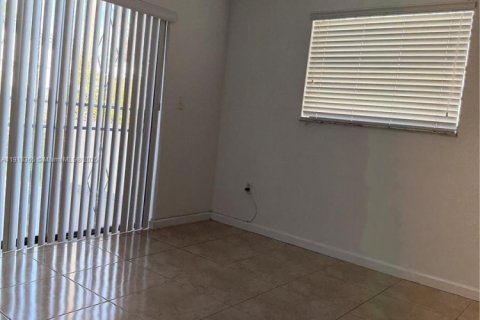 Снять в аренду виллу или дом в Майами, Флорида 3 спальни, 103.68м2, № 1972097 - фото 4