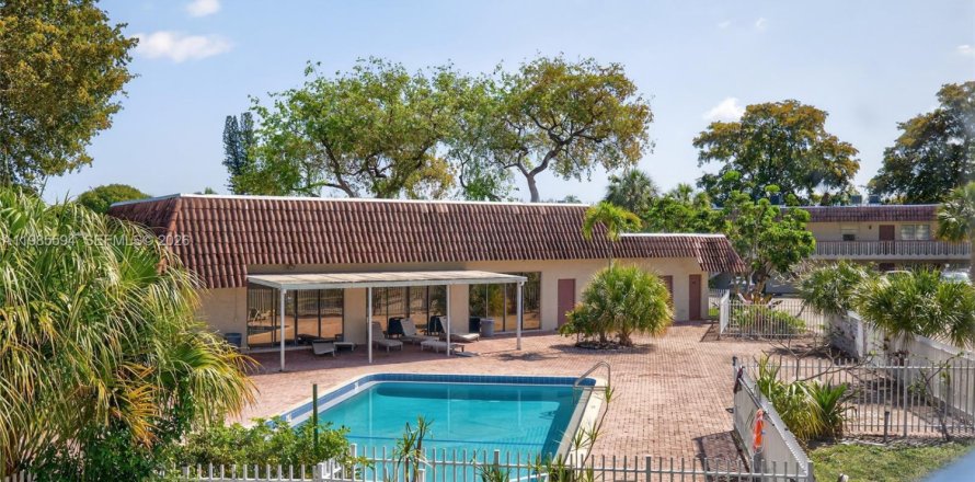 Condo in Davie, Florida, 2 bedrooms  № 2047542