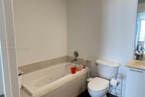 Купить кондоминиум в Холливуд, Флорида 3 спальни, 141.4м2, № 1958415 - фото 13