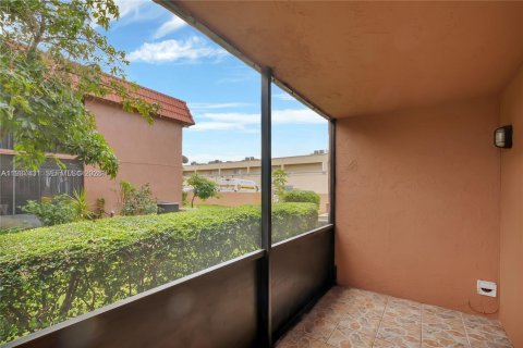 Condominio en venta en Hialeah, Florida, 3 dormitorios, 91.04 m2 № 2187825 - foto 17