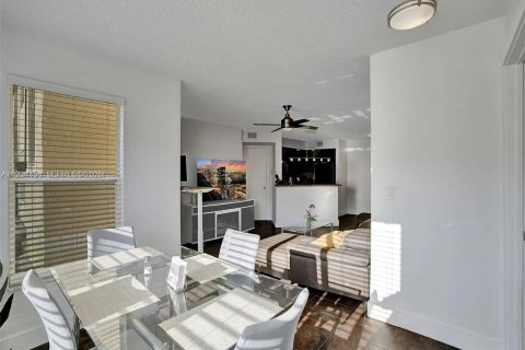 Condo in Sunrise, Florida, 2 bedrooms  № 1995000 - photo 8