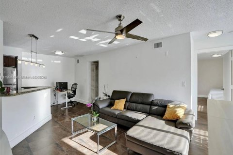 Condo in Sunrise, Florida, 2 bedrooms  № 1995000 - photo 18