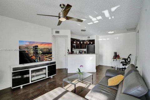 Condo in Sunrise, Florida, 2 bedrooms  № 1995000 - photo 14