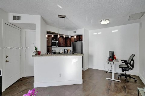 Condo in Sunrise, Florida, 2 bedrooms  № 1995000 - photo 13