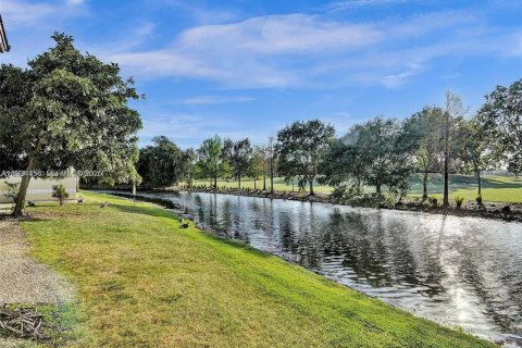 Condo in Sunrise, Florida, 2 bedrooms  № 1995000 - photo 30