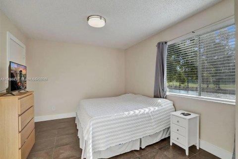 Condo in Sunrise, Florida, 2 bedrooms  № 1995000 - photo 19