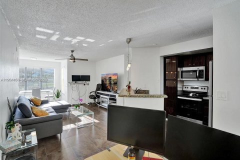 Condo in Sunrise, Florida, 2 bedrooms  № 1995000 - photo 2