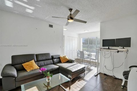 Condo in Sunrise, Florida, 2 bedrooms  № 1995000 - photo 12