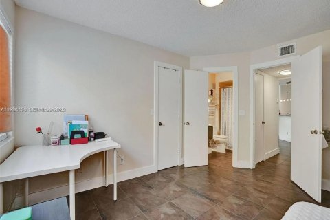 Condo in Sunrise, Florida, 2 bedrooms  № 1995000 - photo 3