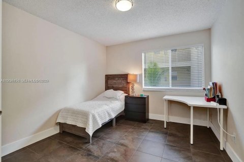 Condo in Sunrise, Florida, 2 bedrooms  № 1995000 - photo 15
